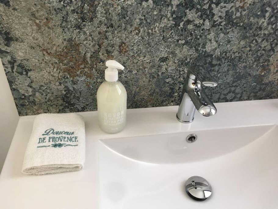 Chambre Avec Petit-Dejeuner En Provence Luberon La Tour-dʼAigues Exterior foto